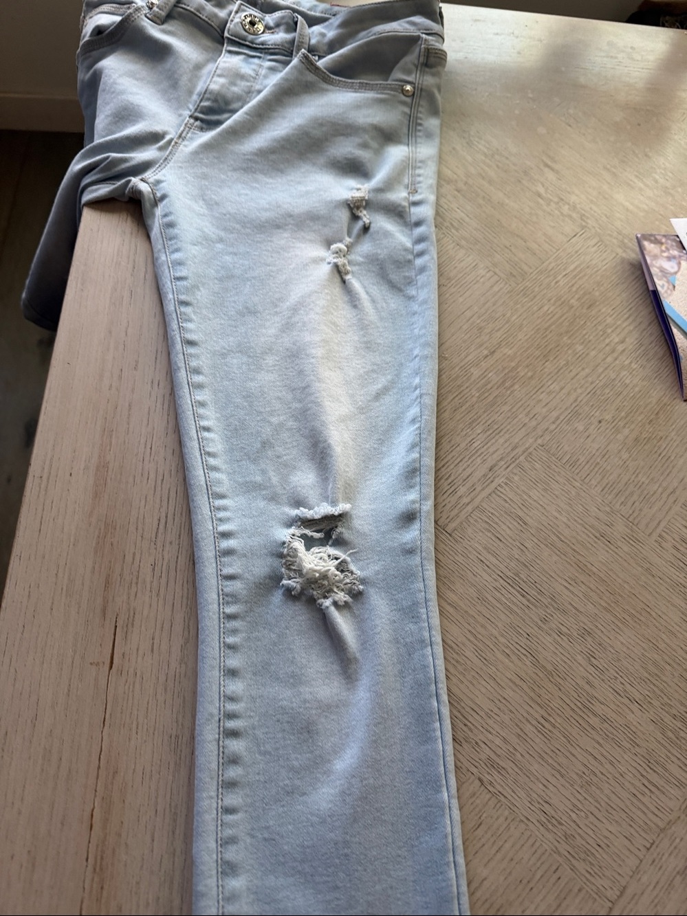 Guess Light Blue Distressed Denim Jeans with Red Logo - Picture 4 of 6
